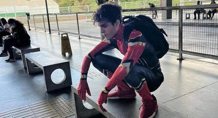 Juan também se vestiu de Homem-Aranha