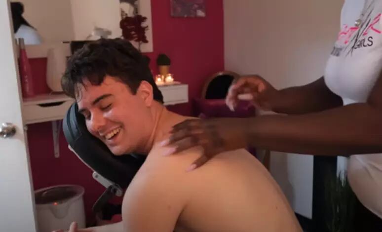 Scratcher Girls (Meninas Coçadoras, em português) têm conquistado fãs e clientes do mundo inteiro