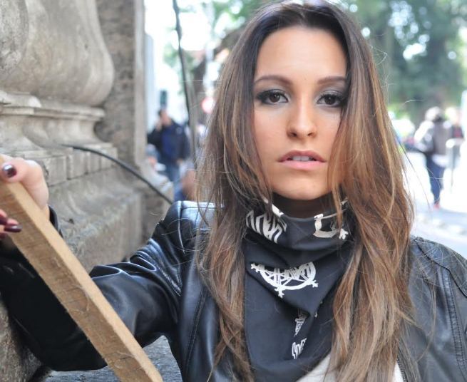 Carla Diaz, que interpretou a black
bloc Lucrécia, diz que a obra surpreendeu suas expectativas.

  


─ O resultado foi fantástico! Tivemos
uma história muito bem contada com um texto impecável de Marcílio Moraes. Com
certeza, todos já esperavam e almejavam algo positivo, mas Plano Alto foi além
disso, no sentido de que agradou o público e a crítica. Eu não poderia estar
mais feliz por ter participado de um trabalho de grande sucesso. Tomara que
venha a segunda temporada 


+ Assista aos melhores momentos do último episódio de Plano Alto
+ Relembre as frases mais polêmicas ditas pelos políticos da série
+ O que você achou do desfecho da minissérie Plano Alto?

