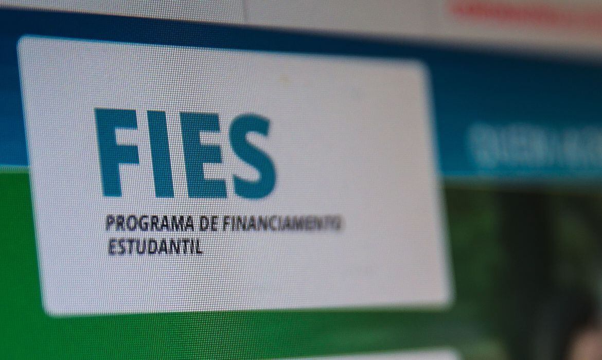Fies: estudantes devem ficar atentos a lista de espera