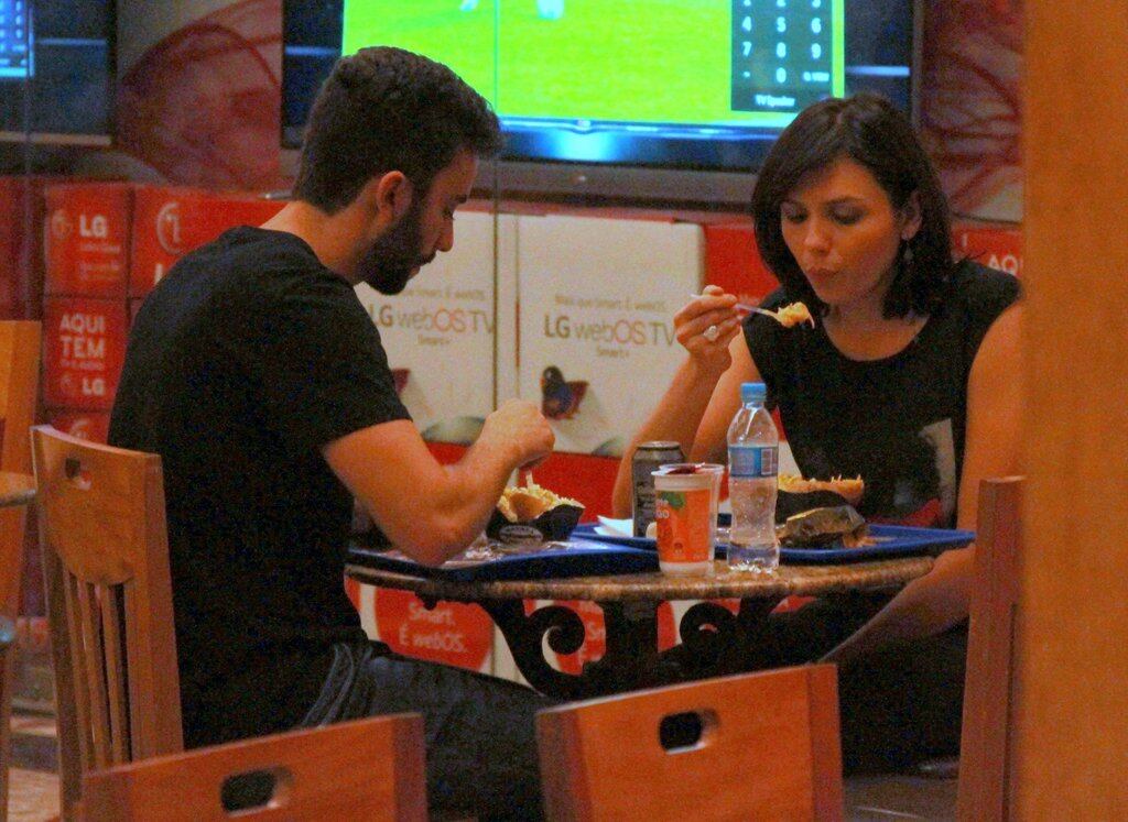 Monica Iozzi foi vista no maior clima de romance na noite desta quinta-feira (16)