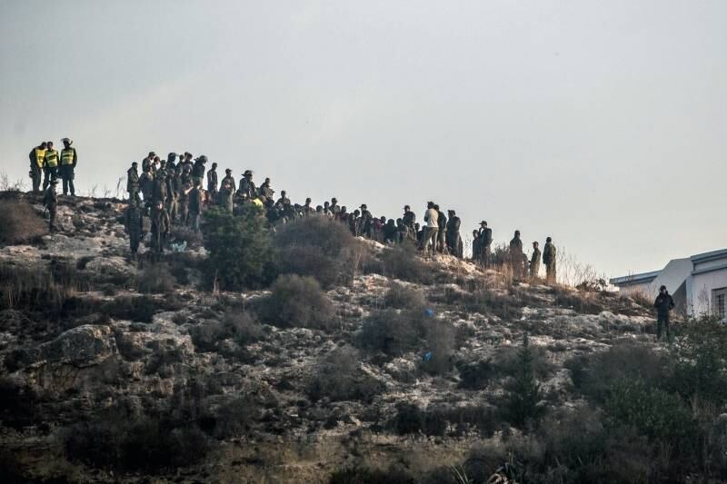Guarda civil espanhola
cerca supostos imigrantes que tentaram escalar cerca que separa o Marrocos de
Melilla, enclave espanhol na África. Cerca de 400 imigrantes da África
sub-saariana tentaram atravessar a fronteira nesta quarta-feira