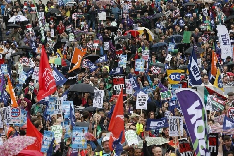 Funcionários do setor público
em greve protestam na Trafalgar Square, em Londres. Eles brigam com o governo
por melhores condições de trabalho e salários