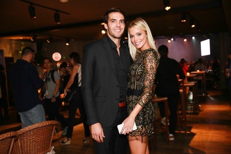 Kaká chegou acompanhado da noiva, Carol Dias