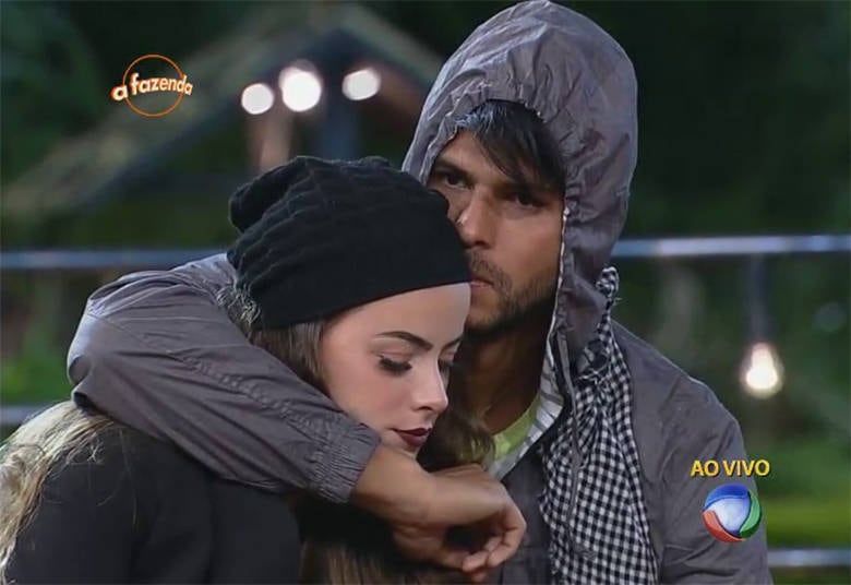 E não teve jeito. Mesmo
imune à indicação da Fazendeira, Rayanne foi indicada pela casa e teve que
encarar Marcelo Bimbi na Roça 

+ Em atividade, peões comentam momentos marcantes de cada uma das semanas de confinamento
+ Turma do Ronco: Peões descansam durante a tarde do último sábado de A Fazenda 8
+ Douglas, Rayanne e Ana Paula cantam músicas de Latino e peão enfatiza: “Quem planta sacanagem colhe solidão”


