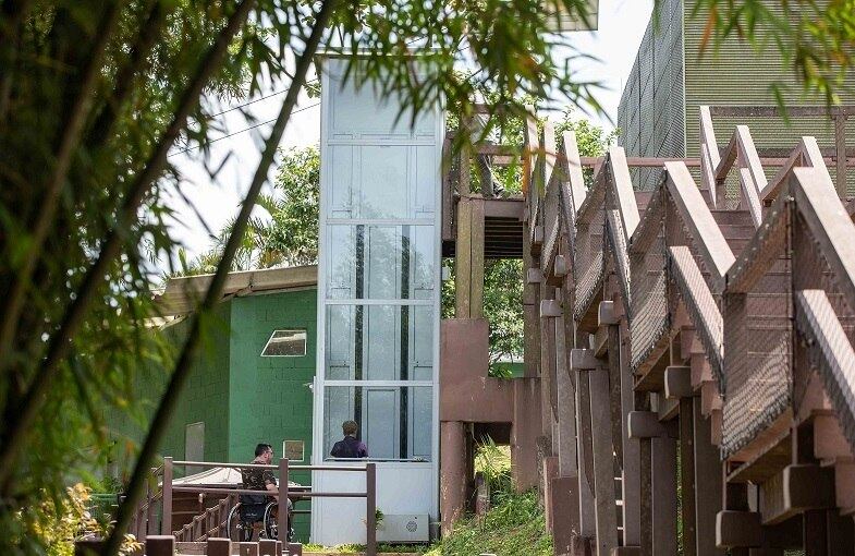 A acessibilidade, por sua vez, se dá por dois elevadores e largas trilhas para pessoas com mobilidade reduzida e cadeirantes, além de um funicular. Este último é um sistema que sobe 110 metros em três minutos.