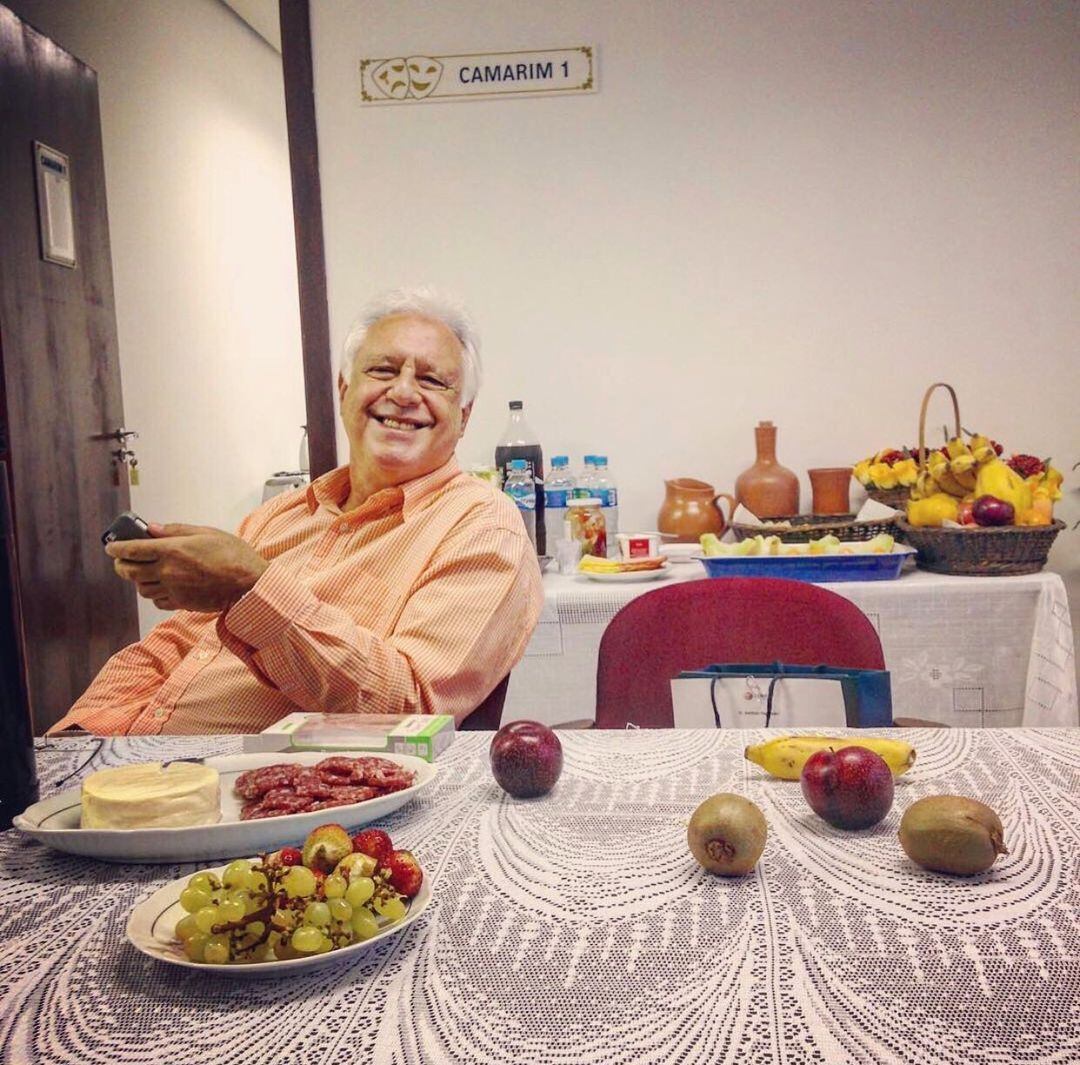 Antonio Fagundes, após 44 anos de casa, não teve o contrato com a TV Globo renovado, em setembro de 2020. Desde então, o ator vem intensificando a presença nas redes sociais. O artista veterano, que acumula cerca de 40 participações na televisão, conta com mais de 910 mil seguidores nas redes sociais. Declaradamente apaixonado por literatura, o famoso compartilha com frequência mensagens e trechos de publicações clássicas