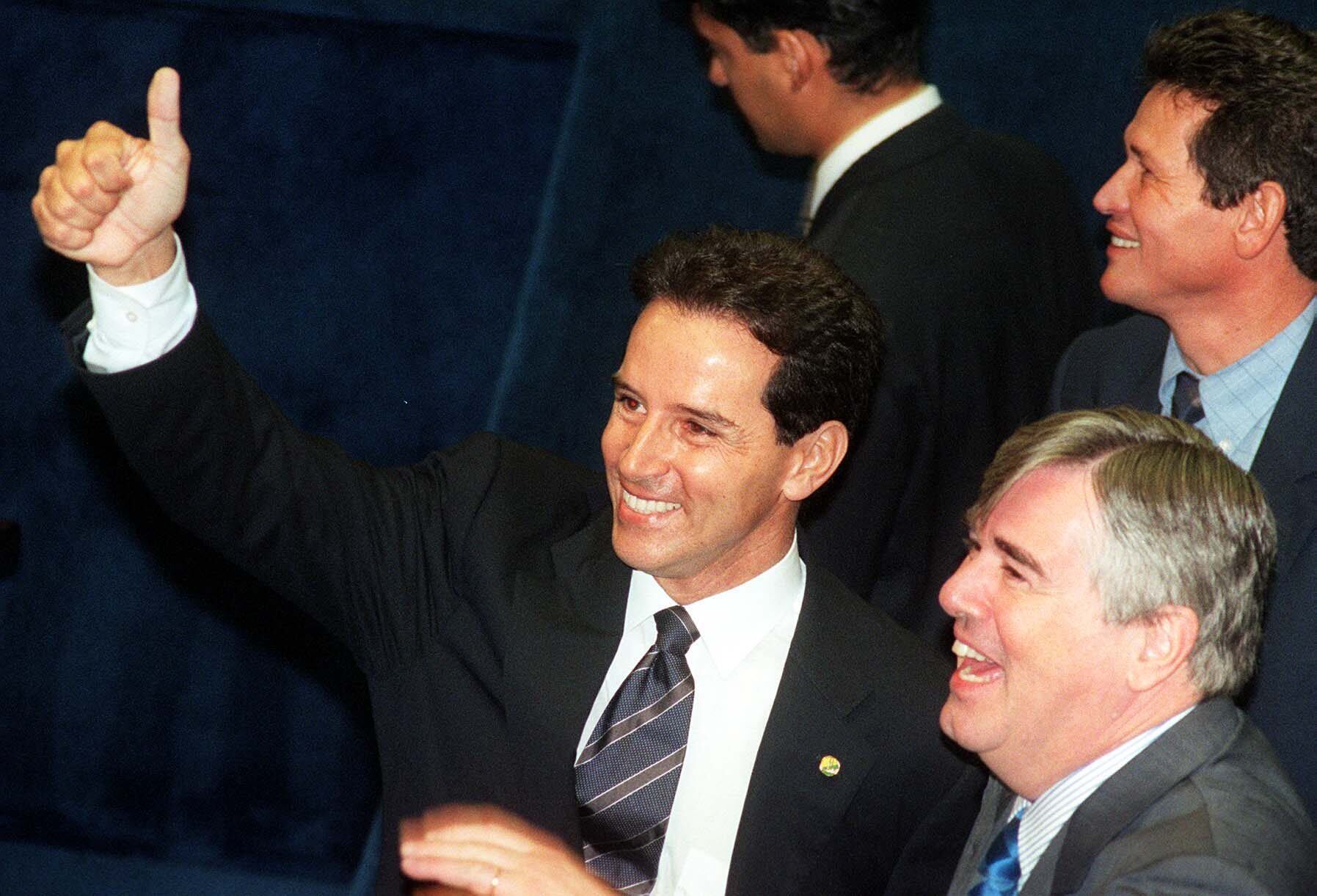 

O senador cassado em 2000, Luiz Estevão, promoveu, na
sexta-feira (22),  uma festa milionária
em sua mansão para comemorar o aniversário de 16 anos de sua filha Luiza. O
evento contou com um DJ de renome internacional, o sueco Avicii, que tem cachê
estimado em R$ 589 mil (US$ 300 mil). Esta, no entanto, não é a primeira
extravagância de Estevão que vem a público. Relembre outros episódios

