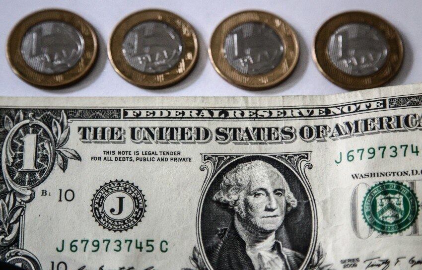 Enquanto o dólar comercial atingiu o valor de R$ 4,05, o preço para comprar a moeda na cotação turismo pode ultrapassar R$ 4,10