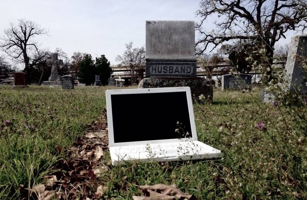 Um notebook da Apple é um objeto de desejo para a maioria das pessoas - sendo um dos eletrônicos mais caros no Brasil. Mas, isso não parece fazer a cabeça de um vendedor da plataforma Amazon, que afirma estar vendendo um MacBook assombrado e quer se livrar o quanto antes dele. Vai encarar?
