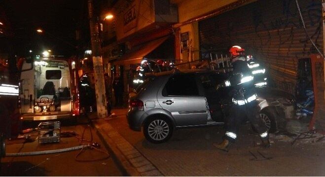 Um acidente envolvendo dois veículos na Estada do M'Boi Mirim, no Jardim São Luís, zona sul de São Paulo (SP), deixou uma pessoa morta e outras duas feridas na madrugada deste sábado (6). Um pedestre que estava na calçada foi atingido. A batida ocorreu por volta das 5h30, conforme o Corpo de Bombeiros.