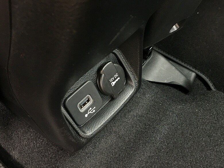 Opcionalmente a Toro pode trazer saída USB no banco traseiro, além de uma tomada 12 Volts