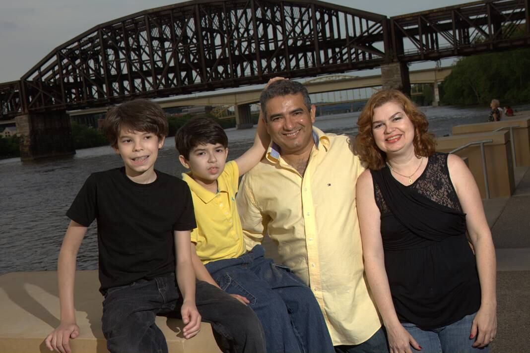 R7 — Qual
mensagem você deixa para os pais que enfrentam o mesmo problema? 


Idário
Nogueira dos Santos —
Faria tudo de novo pelo meu filho sem pensar duas vezes. Muitas vezes o nosso destino
está traçado, mas nós temos livre arbítrio de mudá-lo. Com o meu livro, quero
conscientizar as pessoas a exigir do Estado um diagnóstico precoce e a garantia
de um tratamento adequado, pois ele tem a obrigação de prover saúde ao cidadão