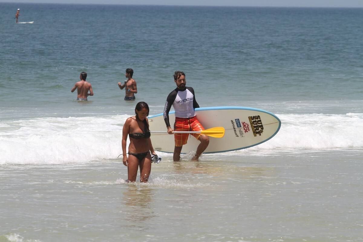 Bruno Gagliasso e Ricardo Pereira praticam stand up paddle na praia da Barra da Tijuca, no Rio