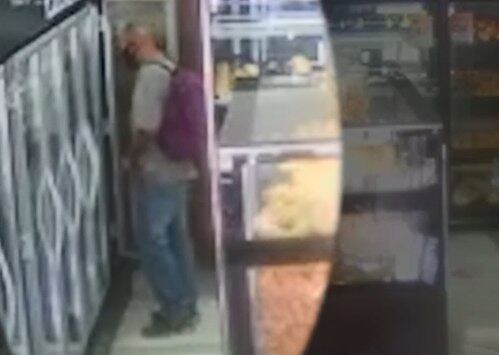 Suspeito esconde as peças de queijo dentro da cueca