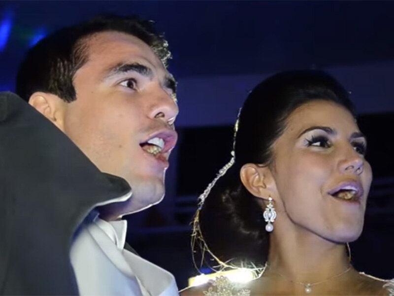 A festa luxuosa contou com a presença de colegas ex-BBBs, tais como Justin e Flávia, Inês, Augustinho e Carlão, do
BBB6, Íris Stefanelli, do BBB7, Fernanda Cardoso, do BBB10 e Talula Pascoli, do
BBB11. Os dois já moravam juntos, estavam em um relacionamento há sete anos e decidiram se casar após a morte do pai de Mariana, em julho de 2013, pois ele sonhava
em ver a filha casada. Por isso, os dois marcaram a cerimônia para o dia do
aniversário dele