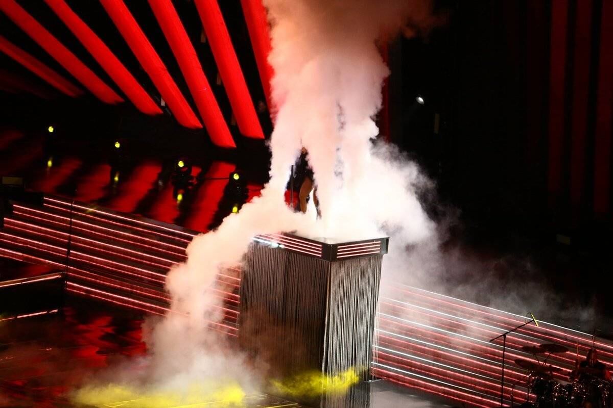 A superprodução montada por Ivete começou em grande estilo, com a cantora surgindo no alto, envolta em muita fumaça