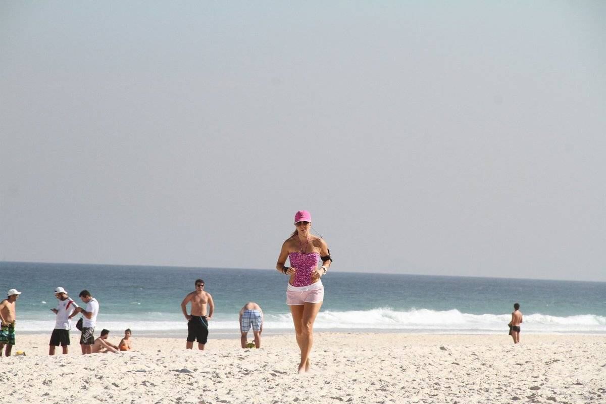 Christine Fernandes na praia da Barra da Tijuca, no Rio de Janeiro