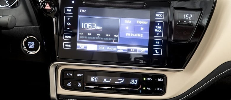 Versão Altis mantém multimídia com GPS e TV digital, mas sem Carplay e Android Auto, e ganha ar de duas zonas