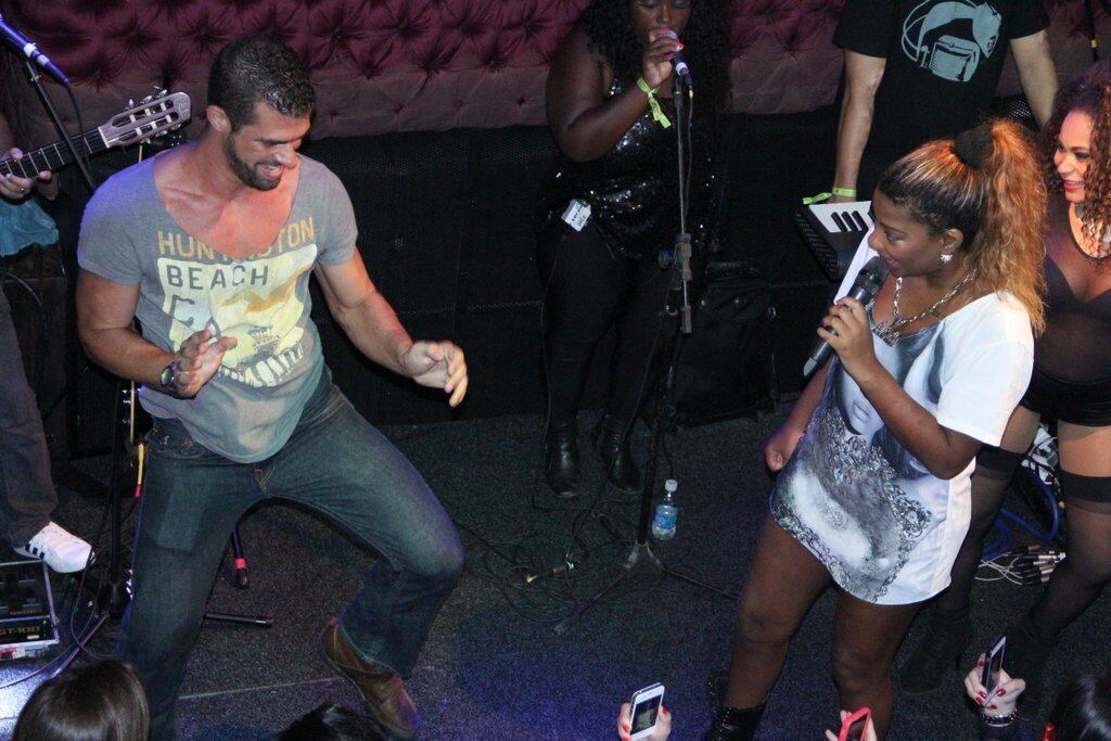 Bruno Miranda, o Borat de Amor e Sexo, invadiu o palco do show, dançou e mostrou o tanquinho
