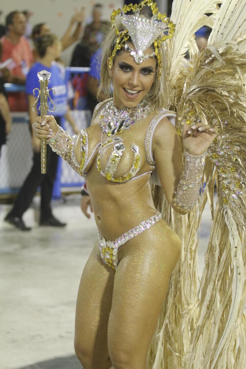 Mulher Melão se destaca no desfile da Inocentes de Belford Roxo