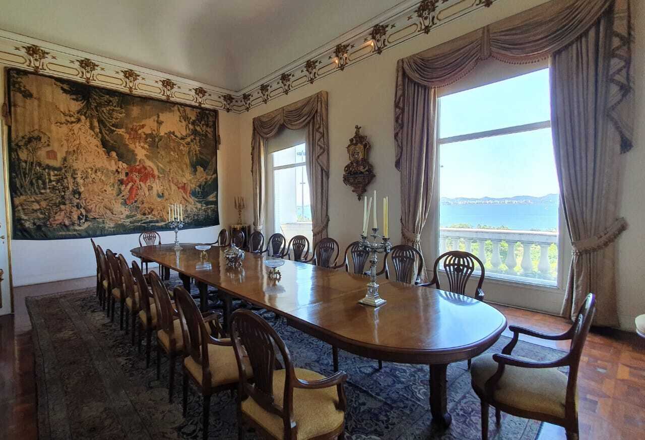 Obras de arte, tapeçarias árabes e peças de museus que compõem o mobiliário não estão incluídas no valor da cobertura, mas também não estão fora de negociação, segundo o corretor 