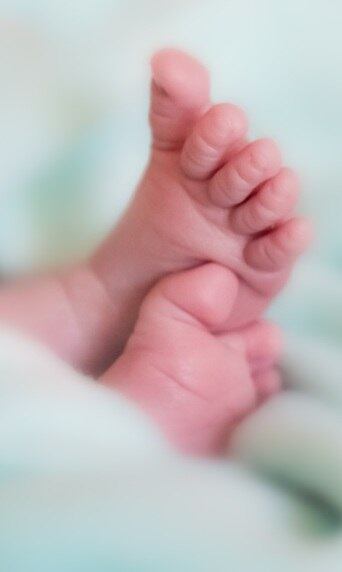 Qual o tratamento para a
microcefalia?
Dependendo do tipo de
microcefalia, é possível corrigir a anomalia por meio de cirurgia.
Geralmente, as crianças precisam
de acompanhamento após o primeiro ano de vida. Nos casos de microcefalia óssea,
existem tratamentos que propiciam um desenvolvimento normal do cérebro