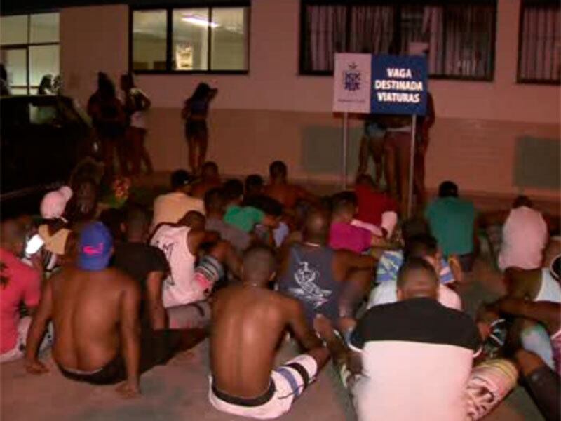 Mais de
100 pessoas foram presas no bairro de Valéria, na capital baiana, enquanto
participavam de uma festa em uma chácara. Segundo informações da polícia, uma
jovem identificada como Mariana Braga Dias, que comemorava o aniversário de 19
anos, era a responsável pelo evento
Experimente grátis toda a programação da Record no R7 Play
