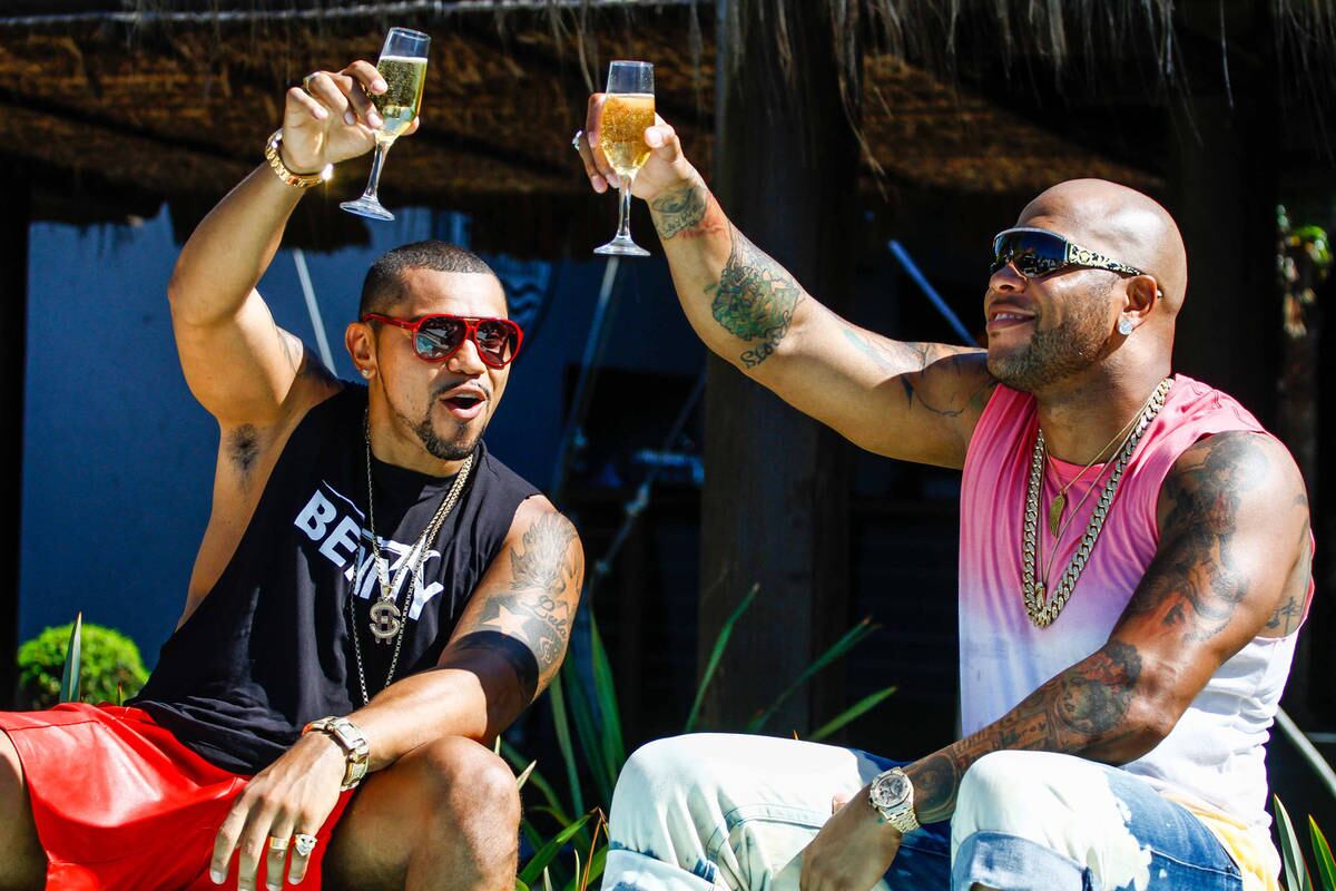 Ao R7, o funkeiro falou sobre a gravação com o dono de hits como

Whistle, I Cry e Good Feeling.


— Acabei de gravar com o
Flo Rida, que é um grande rapper em evidência no mundo. Foi incrível, o cara
brincou, falando 'meu irmão, se eu tivesse com o meu jato aqui eu não ia embora
hoje’ de tão bacana que estava o clima nos bastidores