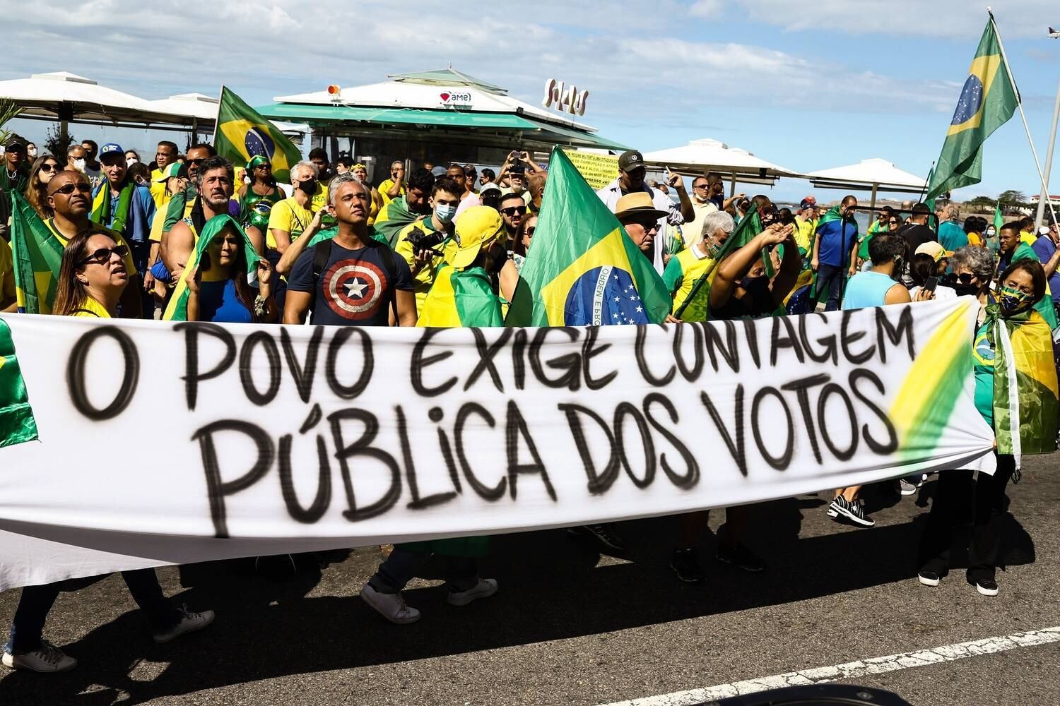 No Rio de Janeiro, o ato se reuniu na Avenida Atlântica, altura da praia de Copacabana. A concentração desrespeitou o distanciamento social e pediu a intervenção militar e a volta do voto impresso