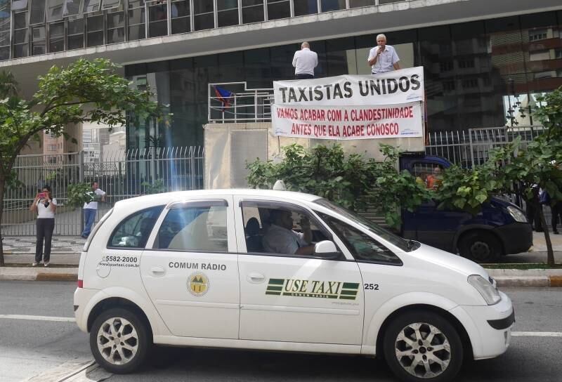 Taxistas protestaram em frente à Câmara Municipal
