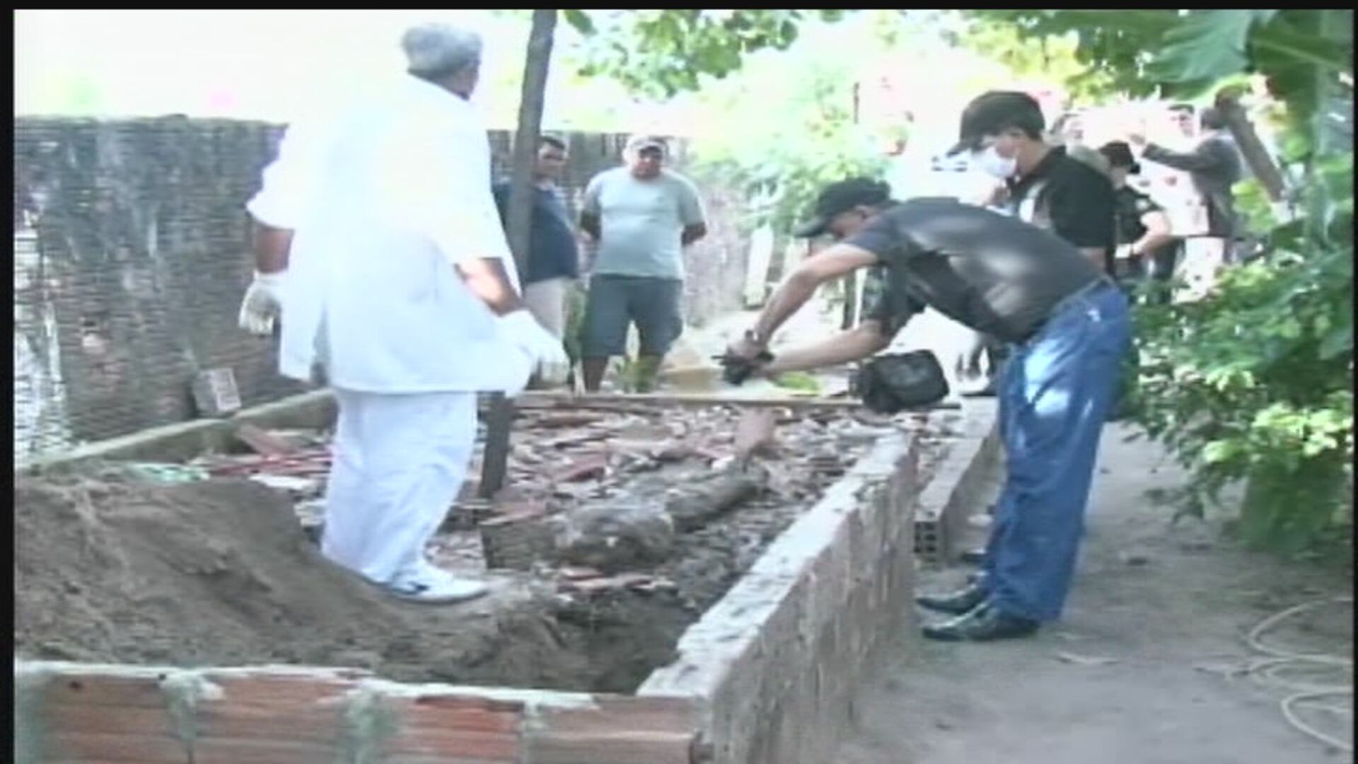 Segundo a Polícia Civil, o pai de santo fazia alguns serviços como
pintor na casa da vítima. Eles se conheceram e Edilma o procurou para
fazer um trabalho espiritual para atrair um homem casado com quem queria
se relacionar, mas ele não estava retornando as ligações. João teria ligado para outro pai de santo. Esse segundo envolvido,
conhecido como Bruxo, teria convencido o suspeito a matar Edilma para um
sacrifício. Ele alegou que depois da morte da comerciante, eles
estariam mais fortes com Lúcifer. A vítima foi atraída para uma casa,
onde um terceiro homem também estava