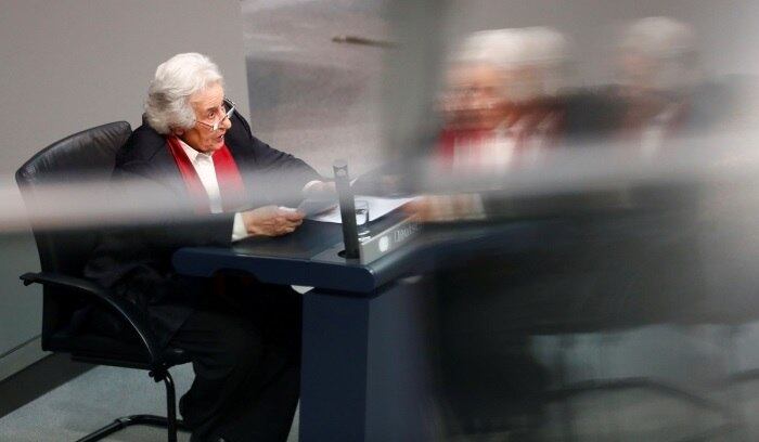 Sobrevivente do Holocausto, Anita Lasker-Wallfisch discursou neste quarta-feira (31) no Bundestag, o congresso alemão, em evento em memória das vítimas do nazismo. "Infelizmente, o racismo não
está extinto, mas, como seres humanos, assumimos a responsabilidade um pelo
outro", disse Anita. De origem germano-judaica, Anita foi levada para Auschwitz em 1943. "Por sorte", diz ela, deu entrada como prisioneira de guerra e não como judia. Isto e saber tocar violoncelo salvaram sua vida. No campo de concentração, foi convidada para tocar em uma orquestra. Anita é violoncelista até hoje, aos 93 anos de idade.