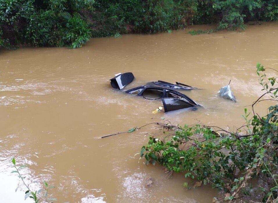 Carro ficou a 1 metro de profundidade