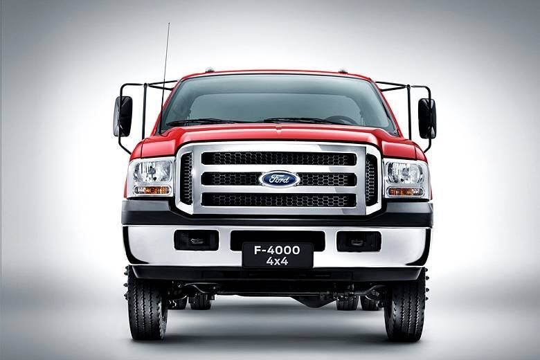 F-4000 tem peso bruto total de 6.800 kg e carga útil
mais carroceria de 3.949 kg