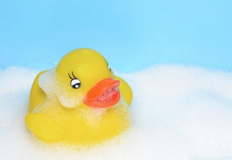 Os acessórios também são muito bem-vindos na hora do banho: “Quando o bebê estiver interagindo e conseguindo segurar os objetos (por volta dos quatro meses) é possível oferecer brinquedos próprios para a idade, de preferência fofinhos, fáceis de manusear e do tamanho que possam ser levados à boca com segurança. Tudo muito simples”, recomenda Liliane Falanga, para quem o mais importante é a presença física e afetiva do pais: “Serão momentos únicos e especiais, que ficarão guardados na mente do bebê, de forma a contribuir para um desenvolvimento mais seguro e saudável, fortalecendo-o para encarar os desafios e obstáculos, de forma criativa, bem como, usufruir e criar momentos agradáveis para si e para o outro, ao longo de sua vida”, completa.