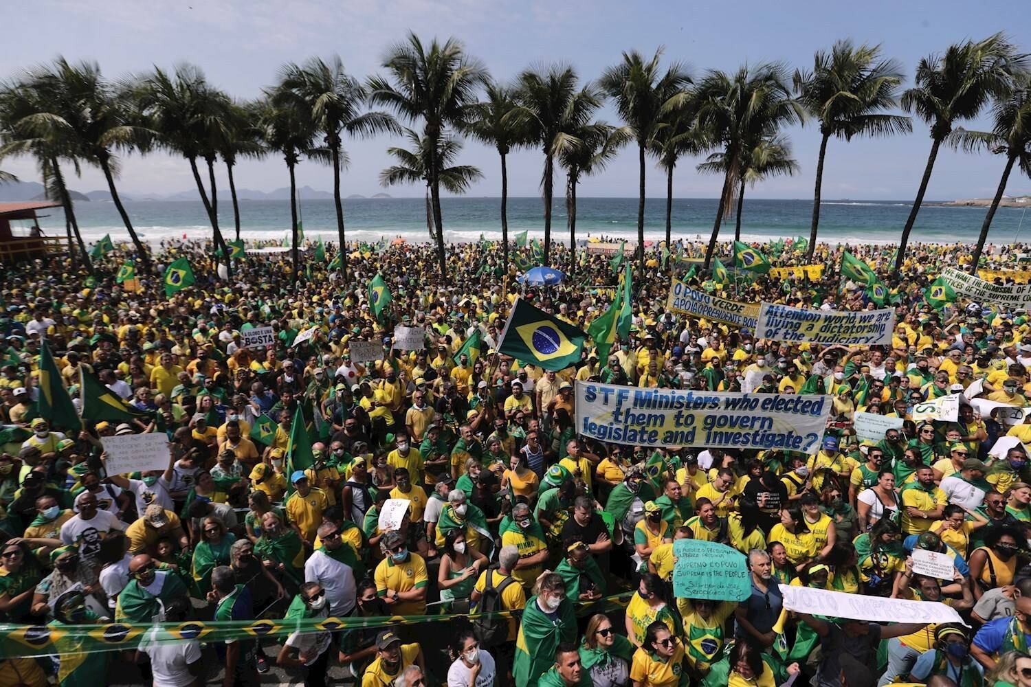 BRA01. RÍO DE JANEIRO (BRASIL), 07/09/2021.- Simpatizantes del presidente Jair Bolsonaro se manifiestan en apoyo del mandatario hoy, día de la Independencia brasileña, en la playa Copacabana de Río de Janeiro (Brasil). Además de las manifestaciones convocadas por la extrema derecha, grupos de oposición también salen a las calles este martes, cuando Brasil celebra el aniversario de su independencia. EFE/ Antonio Lacerda