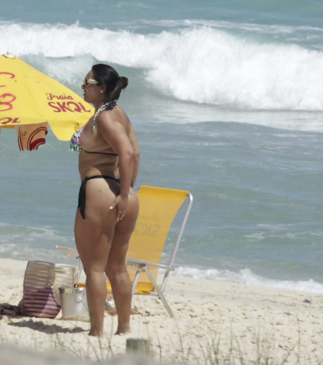 Mulher Melancia vai à praia da Reserva no Rio