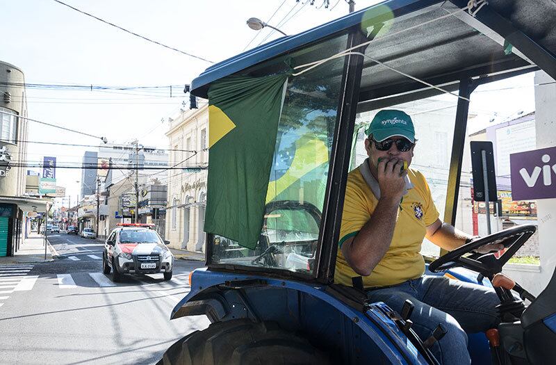 Franca (SP) - Manifestantes fazem protesto contra o governo da presidente
Dilma Rousseff, na praça da Matriz, região central de Franca (SP), neste domingo (12). Uma fila de tratores de agropecuaristas locais se formou ao
redor da praça