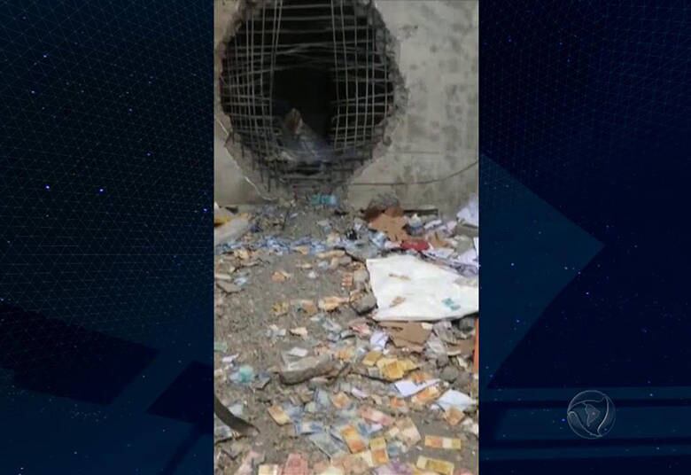 A outra abriu a parede do cofre. Os lugares foram estratégicos e conhecidos dos assaltantes. Investigadores acreditam que a quadrilha tinha informações privilegiadas sobre o local

• VÍDEO: Acompanhe os detalhes do assalto de R$ 50 milhões em Campinas (SP)