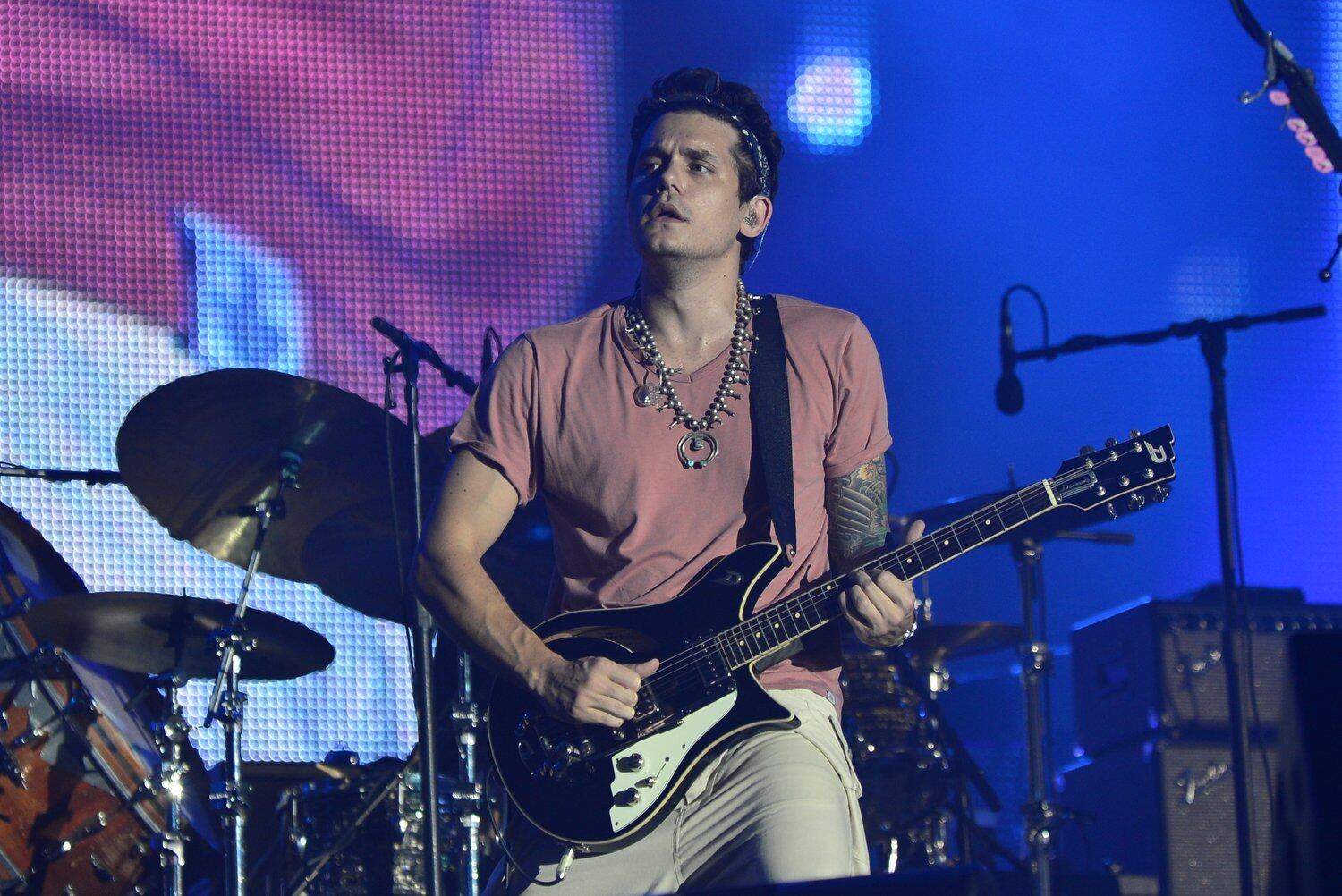 Ele já roubou corações de famosas como Taylor Swift, Katy Perry e Jennifer Aniston, mas neste sábado (21), John Mayer conquistou milhares de pessoas. O cantor se apresentou no Palco Mundo do Rock in Rio e fez o público vibrar com suas músicas. A envolvente apresentação foi recheada de hits como Your Body Is a Wonderland e Gravity. Veja mais fotos a seguir!