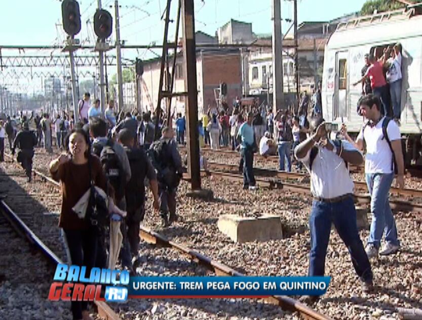
Uma composição de trem que seguia de Santa Cruz para Central apresentou
problema mecânico na manhã desta terça (3) quando partia da estação
Engenho de Dentro e parou com três carros fora da plataforma, segundo a
Supervia. Passageiros tiveram de desembarcar para caminhar até a estação
de Engenho de Dentro. Entretanto, o grupo permaneceu nos trilhos para protestar contra problemas recorrentes nas linhas de trem do Rio