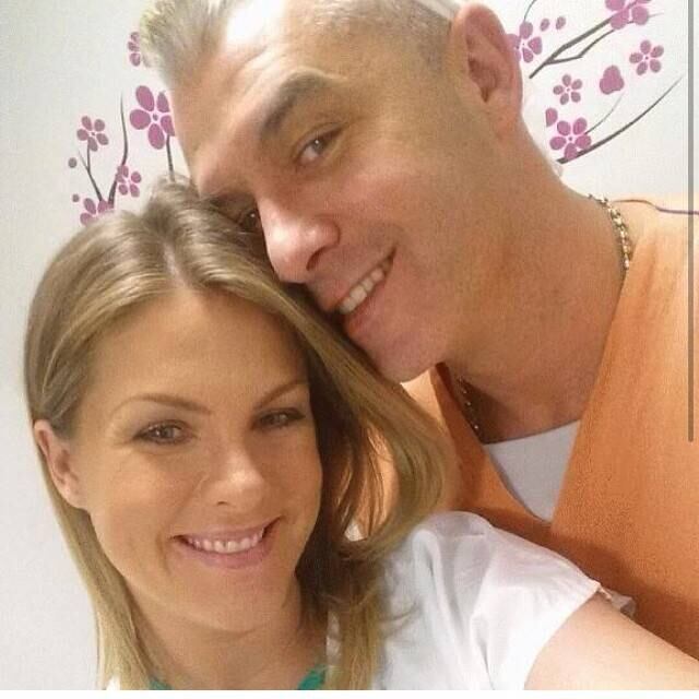 Pouco antes de se tornar mãe, Ana postou foto com seu marido, o empresário Alexandre Correa, no Instagram.


— Chegou a hora! Estou muito feliz! Obrigada pelo carinho de vocês!
Continuem torcendo e rezando por nós. Já já apresento o Ursinho!
