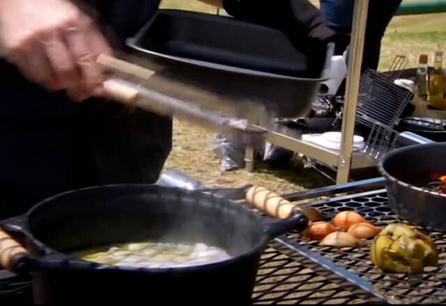 Frutos do mar na churrasqueira

Em um Desafio de Eliminação, os chefs encararam condições desafiadoras para preparar seus pratos em busca da permanência na competição e da almejada Faca de Ouro. Usando somente churrasqueiras, os participantes tinham que preparar peixes e frutos do mar
