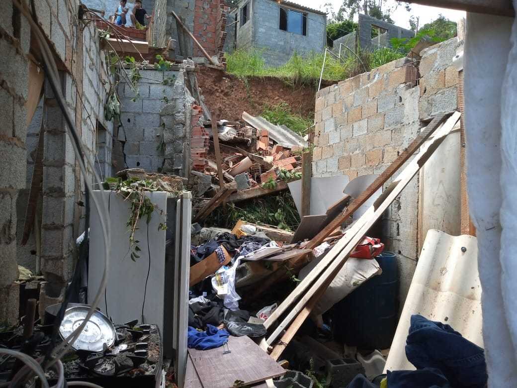 A Prefeitura de São Paulo anunciou a criação de uma nova modalidade de auxílio-aluguel para famílias que moram em áreas de alto risco ou que sofreram intervenções ou obras por parte do município. Se concordarem em deixar as construções irregulares, vão receber R$ 600, pelo prazo máximo de 18 meses, e serão automaticamente cadastradas para aquisição de unidades habitacionais definitivas