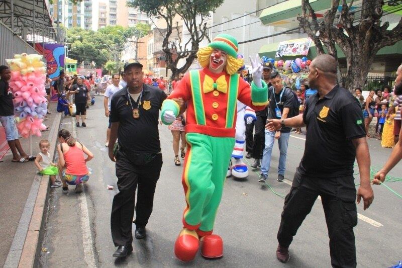 A dupla de palhaços Patati Patatá dividiu o palco com Carla