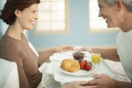 Na menopausa, mulher também sofre com falta de lubrificação e atrofia vaginal