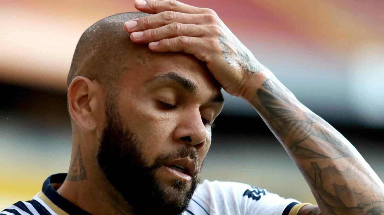 Daniel Alves está perto de perder seu maior título no futebol