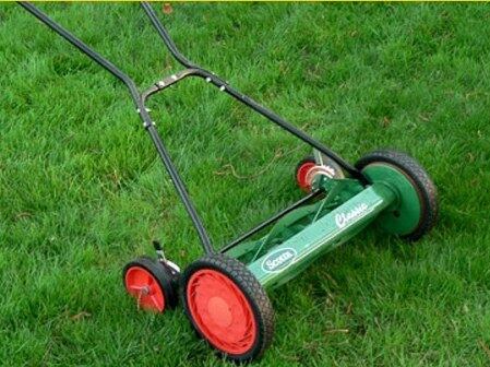 O Tribunal do Júri de Brasília condenou, em julho de 2012, Leonardo Eloy Do Espírito Santo Silva a cinco anos e oito meses de prisão por ter ferido gravemente o vizinho, após uma discussão sobre a devolução de um cortador de gramas, no Condomínio Taquary do Lago Norte, região nobre de Brasília. Veja a reportagem