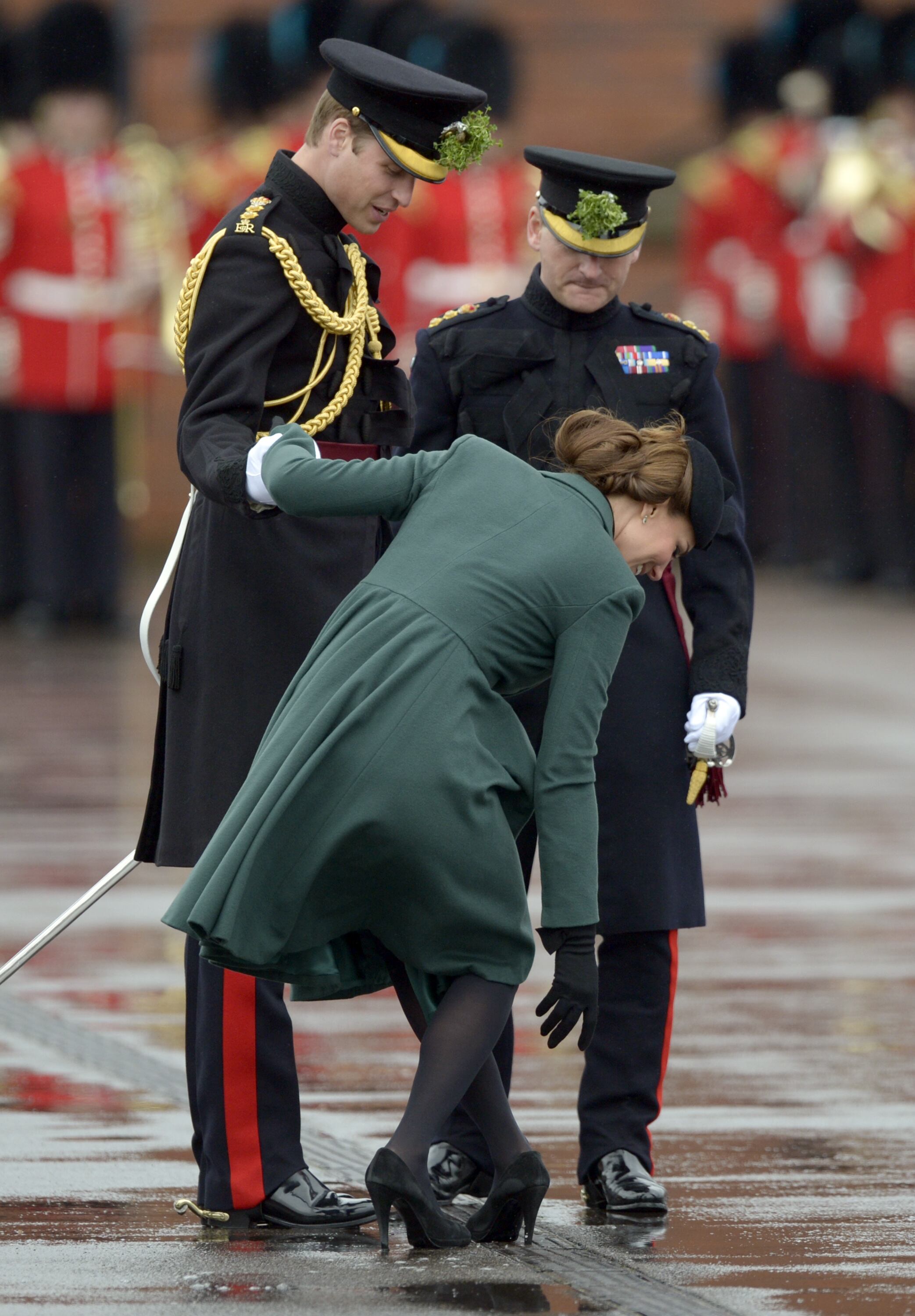O sapato de Kate ficou preso em uma grelha durante a parada. A duquesa recebeu ajuda do seu marido, o príncipe William